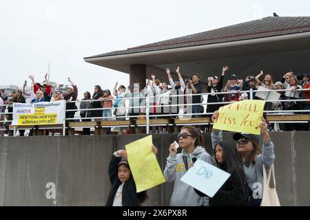 Yokosuka, Japan. Mai 2024. Familien der Besatzung des US-Navy-Flugzeugträgers USS Ronald Reagan (CVN-76) sehen das Schiff bei Fleet Activities Yokosuka in der Präfektur Kanagawa, Japan am Donnerstag, den 16. Mai 2024. Foto: Keizo Mori/UPI Credit: UPI/Alamy Live News Stockfoto