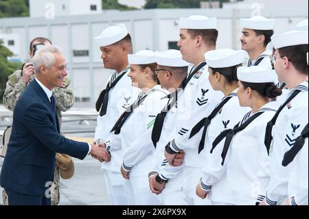 Yokosuka, Japan. Mai 2024. Der US-Botschafter in Japan Rahm Emanuel schüttelt am Donnerstag, den 16. Mai 2024, bei Fleet Activities Yokosuka in der Präfektur Kanagawa die Hand mit den Seeleuten der US-Navy-Flugzeugträger USS Ronald Reagan (CVN-76). Foto: Keizo Mori/UPI Credit: UPI/Alamy Live News Stockfoto