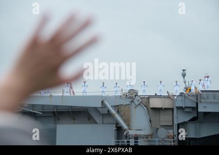 Yokosuka, Japan. Mai 2024. Familien der Besatzung des US-Navy-Flugzeugträgers USS Ronald Reagan (CVN-76) sehen das Schiff bei Fleet Activities Yokosuka in der Präfektur Kanagawa, Japan am Donnerstag, den 16. Mai 2024. Foto: Keizo Mori/UPI Credit: UPI/Alamy Live News Stockfoto