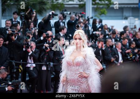 Cannes, Frankreich. Mai 2024. Ein Gast besucht den Roten Teppich „Furiosa: A Mad Max Saga“ (Furiosa: Une Saga Mad Max) beim 77. Jährlichen Filmfestival in Cannes im Palais des Festivals in Cannes. (Foto: Loredana Sangiuliano/SOPA Images/SIPA USA) Credit: SIPA USA/Alamy Live News Stockfoto