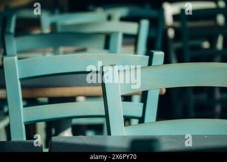 Rücken von Holzstühlen in einem Café Stockfoto