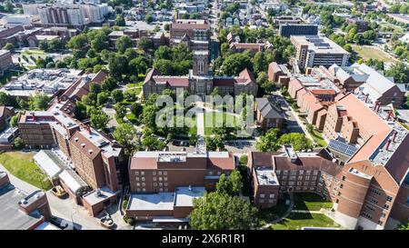 Knoxville bietet einen Panoramablick auf die University of Tennessee, einen weitläufigen Campus mit üppigem Grün, historischen Gebäuden, modernen Forschungseinrichtungen und Sportfeldern vor dem Hintergrund des Tennessee River und der Smoky Mountains. Stockfoto