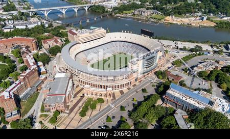 Ein Blick aus der Vogelperspektive auf das Neyland Stadium zeigt ein riesiges, ikonisches Gebäude am Tennessee River mit seiner unverwechselbaren Schalenform und Sitzplätzen für über 100.000 Fans, die das reiche Fußballerbe demonstrieren. Stockfoto