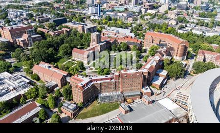 Knoxville bietet einen Panoramablick auf die University of Tennessee, einen weitläufigen Campus mit üppigem Grün, historischen Gebäuden, modernen Forschungseinrichtungen und Sportfeldern vor dem Hintergrund des Tennessee River und der Smoky Mountains. Stockfoto