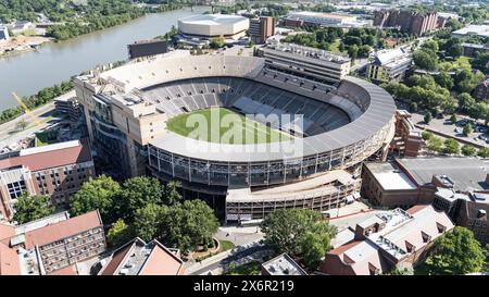 Ein Blick aus der Vogelperspektive auf das Neyland Stadium zeigt ein riesiges, ikonisches Gebäude am Tennessee River mit seiner unverwechselbaren Schalenform und Sitzplätzen für über 100.000 Fans, die das reiche Fußballerbe demonstrieren. Stockfoto