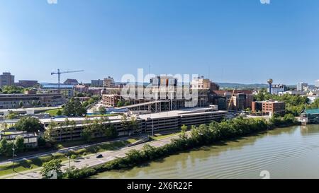 Ein Blick aus der Vogelperspektive auf das Neyland Stadium zeigt ein riesiges, ikonisches Gebäude am Tennessee River mit seiner unverwechselbaren Schalenform und Sitzplätzen für über 100.000 Fans, die das reiche Fußballerbe demonstrieren. Stockfoto