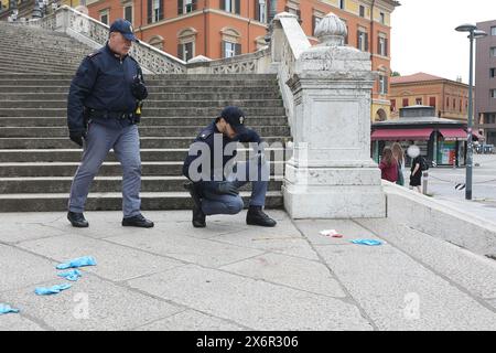 Bologna, Italien. Mai 2024. Bologna, scalinata della montagnola, nella notte del 15 maggio è stato accoltellato a morte un ragazzo tunisino di 21 anni dopo una tentata rapina. Bologna, Italia - Cronaca - Giovedì 16 Maggio 2024 ( Foto Guido Calamosca/LaPresse ) Bologna, Bergtreppe, in der Nacht des 15. Mai wurde ein 21-jähriger tunesischer Junge nach einem versuchten Raubüberfall erstochen. News - Bologna, Italien - so, 16. do 2024 ( Foto Guido Calamosca/LaPresse ) Credit: LaPresse/Alamy Live News Stockfoto