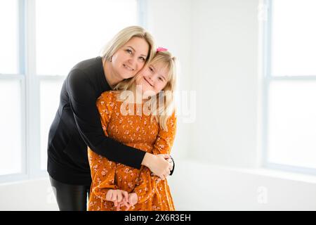 Mutter und Sweet Down Syndrom Tochter Mädchen zu Hause Stockfoto
