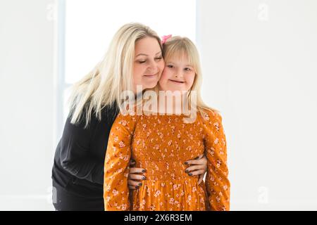 Mutter und Sweet Down Syndrom Tochter Mädchen zu Hause Stockfoto
