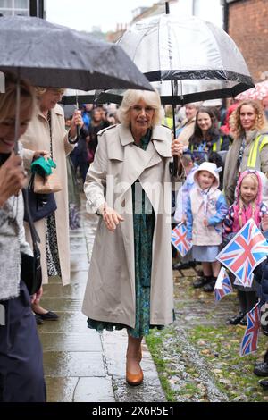 Königin Camilla kommt zu einem Besuch im Lamb House, einst Heimat der Schriftsteller Henry James, Rumer Godden und E. F. Benson, in Rye, East Sussex, um an einer Garden Party mit Organisationen teilzunehmen, um die berühmte Literaturgeschichte von Rye zu feiern. Bilddatum: Donnerstag, 16. Mai 2024. Stockfoto