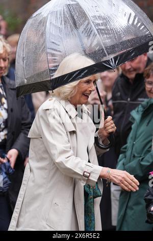 Königin Camilla kommt zu einem Besuch im Lamb House, einst Heimat der Schriftsteller Henry James, Rumer Godden und E. F. Benson, in Rye, East Sussex, um an einer Garden Party mit Organisationen teilzunehmen, um die berühmte Literaturgeschichte von Rye zu feiern. Bilddatum: Donnerstag, 16. Mai 2024. Stockfoto