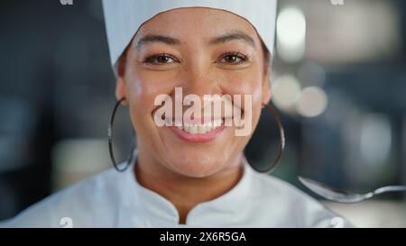 Restaurant Küche: Porträt der schwarzen Chefkoch, die Gerichte zubereitet, Essen verkostet und es genießt. Professionelles Kochen köstliches, authentisches, traditionelles Essen, mit gesunden Zutaten für Mahlzeit Rezept Stockfoto