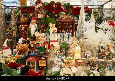SINGAPUR - 06. NOVEMBER 2023: Weihnachtsspielzeug wird in einem Geschäft in der Paragon Mall ausgestellt. Das Paragon ist ein Einkaufskomplex in der Orchard Road Stockfoto