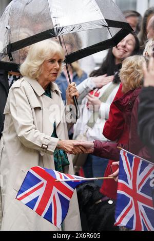 Königin Camilla kommt zu einem Besuch im Lamb House, einst Heimat der Schriftsteller Henry James, Rumer Godden und E. F. Benson, in Rye, East Sussex, um an einer Garden Party mit Organisationen teilzunehmen, um die berühmte Literaturgeschichte von Rye zu feiern. Bilddatum: Donnerstag, 16. Mai 2024. Stockfoto