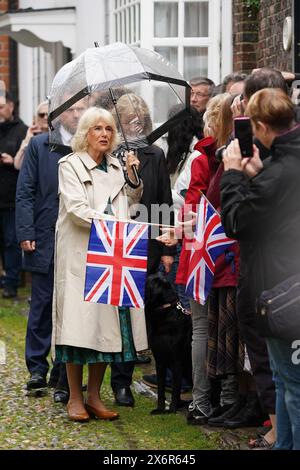 Königin Camilla kommt zu einem Besuch im Lamb House, einst Heimat der Schriftsteller Henry James, Rumer Godden und E. F. Benson, in Rye, East Sussex, um an einer Garden Party mit Organisationen teilzunehmen, um die berühmte Literaturgeschichte von Rye zu feiern. Bilddatum: Donnerstag, 16. Mai 2024. Stockfoto