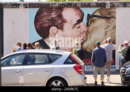 Der Bruderkuss oder Bruderkussgemälde bezeichnet, ist ein Graffito von Dmitri Wrubel und Teil der East Side Gallery in Berlin. Es gehört zu den bekanntesten Gemälden an der Berliner Mauer. Das 1990 entstandene Kunstwerk zeigt Leonid Breschnew und Erich Honecker beim Bruderkuss Berlin *** das Gemälde Bruderkuss oder Bruderkuss ist ein Graffito von Dmitri Wrubel und Teil der East Side Gallery in Berlin es ist eines der berühmtesten Gemälde an der Berliner Mauer entstanden 1990, zeigt Leonid Breschnew und Erich Honecker, die sich in Berlin DSC08476.jpg küssen Stockfoto