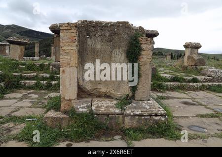 Inschrift auf einem Opferaltar aus Stein in Djemila in Algerien Stockfoto