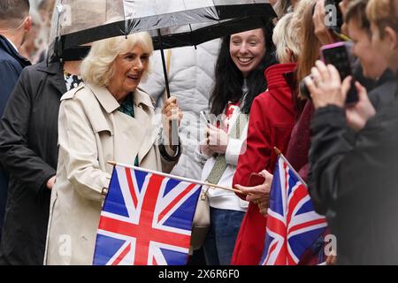 Königin Camilla kommt zu einem Besuch im Lamb House, einst Heimat der Schriftsteller Henry James, Rumer Godden und E. F. Benson, in Rye, East Sussex, um an einer Garden Party mit Organisationen teilzunehmen, um die berühmte Literaturgeschichte von Rye zu feiern. Bilddatum: Donnerstag, 16. Mai 2024. Stockfoto