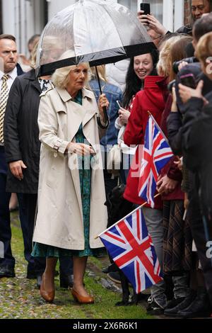 Königin Camilla kommt zu einem Besuch im Lamb House, einst Heimat der Schriftsteller Henry James, Rumer Godden und E. F. Benson, in Rye, East Sussex, um an einer Garden Party mit Organisationen teilzunehmen, um die berühmte Literaturgeschichte von Rye zu feiern. Bilddatum: Donnerstag, 16. Mai 2024. Stockfoto