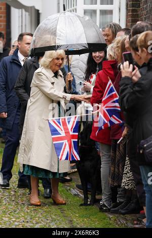 Königin Camilla kommt zu einem Besuch im Lamb House, einst Heimat der Schriftsteller Henry James, Rumer Godden und E. F. Benson, in Rye, East Sussex, um an einer Garden Party mit Organisationen teilzunehmen, um die berühmte Literaturgeschichte von Rye zu feiern. Bilddatum: Donnerstag, 16. Mai 2024. Stockfoto