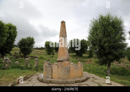 Überreste eines von den Römern in Djemila in Algerien erbauten konischen Wasserbrunnens Stockfoto