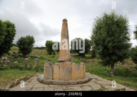 Überreste eines von den Römern in Djemila in Algerien erbauten konischen Wasserbrunnens Stockfoto