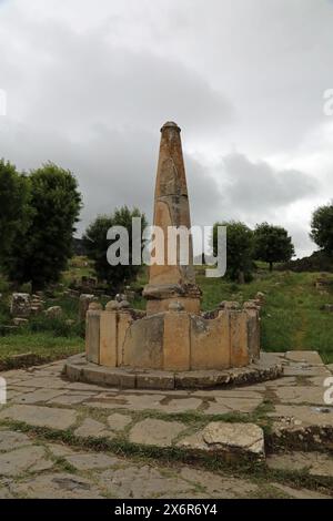 Überreste eines von den Römern in Djemila in Algerien erbauten konischen Wasserbrunnens Stockfoto