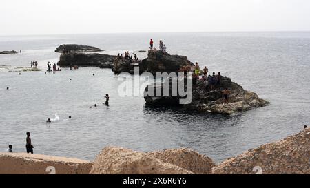 Tripolis, Libyen. Mai 2024. Menschen genießen Freizeit im Meer in Tripolis, Libyen, 15. Mai 2024. Laut dem Nationalen Zentrum für Meteorologie in Libyen ist die heiße Luft von den meisten Regionen des Landes betroffen. Quelle: Hamza Turkia/Xinhua/Alamy Live News Stockfoto