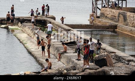 Tripolis, Libyen. Mai 2024. Menschen genießen Freizeit am Meer in Tripolis, Libyen, 15. Mai 2024. Laut dem Nationalen Zentrum für Meteorologie in Libyen ist die heiße Luft von den meisten Regionen des Landes betroffen. Quelle: Hamza Turkia/Xinhua/Alamy Live News Stockfoto