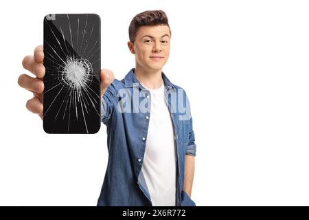 Ein Kerl, der ein Handy mit einem kaputten Bildschirm auf weißem Hintergrund hält Stockfoto