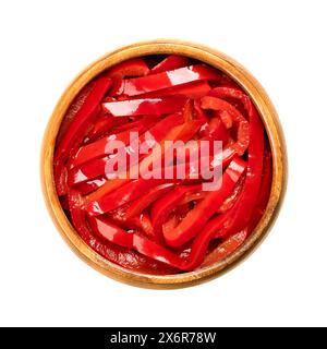 Salat aus rotem Pfeffer, eingelegte rote Paprikastreifen, in einer Holzschale. Paprika-Salat, hergestellt aus geschnittenen, süßen Paprika, pasteurisiert und in Essig haltbar gemacht. Stockfoto