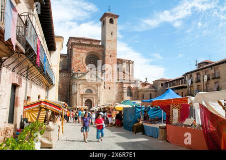 Mittelalterliche Flohmarkt am Hauptplatz. Mittelalterlichen Tagen Sigüenza, Guadalajara Provinz Kastilien-La Mancha, Spanien. Stockfoto