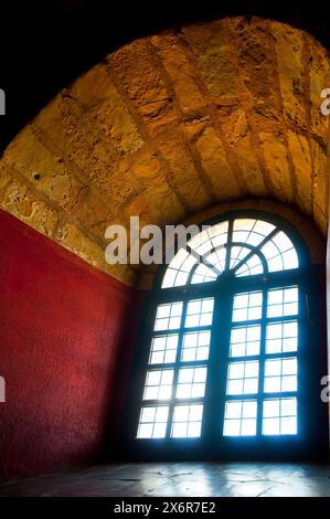 Fenster des Schlosses, Blick von innen. Sigüenza, Provinz Guadalajara, Castilla La Mancha, Spanien. Stockfoto