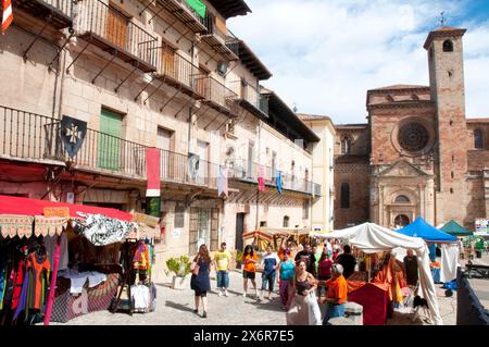 Mittelalterliche Flohmarkt, Hauptplatz. Sigüenza, Provinz Guadalajara, Castilla La Mancha, Spanien. Stockfoto