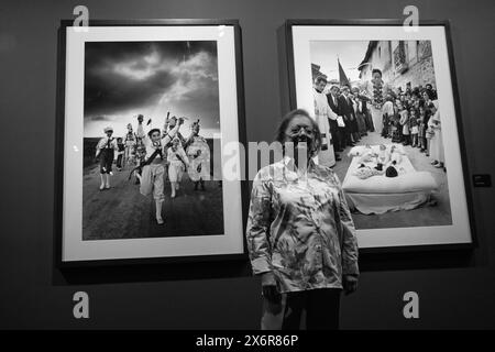 Die Fotografin Cristina Garcia Rodero posiert bei der Eröffnung ihrer Ausstellung „Hidden Spain“ im Circulo de Bellas Artes am 16. Mai 2024 in Madrid. Stockfoto