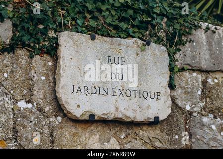 Ein altes Schild in Eze sur Mer mit dem Namen der Straße „Exotic Garden Street“ Stockfoto