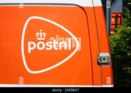 Laeken, Hauptstadt Brüssel, Belgien - 12. Mai 2024 - Orange Zeichen der Königlich Niederländischen Postdienste post.nl Stockfoto
