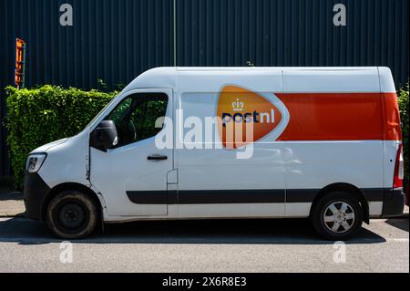 Laeken, Hauptstadt Brüssel, Belgien - 12. Mai 2024 - Lieferwagen der Royal Dutch post.nl Stockfoto