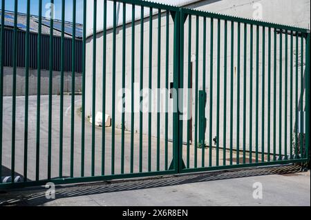 Laeken, Hauptstadt Brüssel, Belgien - 12. Mai 2024 - Metallgitter an einem Industrietor Stockfoto