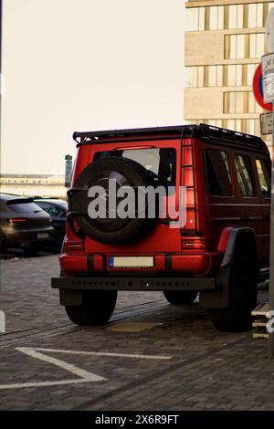 Der G63 4x4² in mattem Rot ist nicht nur ein Fahrzeug, sondern eine wahre Legende auf Rädern. Stockfoto