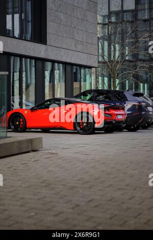 Red Ferrari F8 Tributo im Düsseldorfer Medienhafen Stockfoto