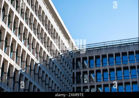 Ixelles, Brüssel-Hauptstadt-Region, Belgien - 13. Mai 2024 - Zeitgenössische Fenster der ING-Bankzentrale Stockfoto