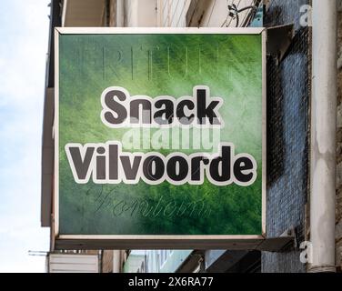 Vilvoorde, Flämisch Brabant, Belgien - 14. Mai 2024 - grünes Zeichen des Snacks Vilvoorde, ein typisches Streetfood-Restaurant Stockfoto