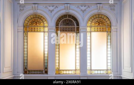 Nahaufnahme von drei Art-Deco-Fenstern im Palast in Italien Stockfoto