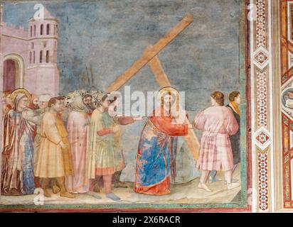 Nahaufnahme eines dekorativen religiösen Freskos, das Jesus mit dem Kreuz zeigt, gefolgt von einer Menschenmenge Stockfoto