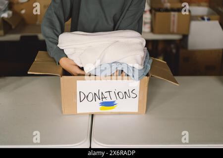 Ehrenamtliches Teenager, das Spendenboxen für Menschen in Not in der Ukraine vorbereitet. Stockfoto