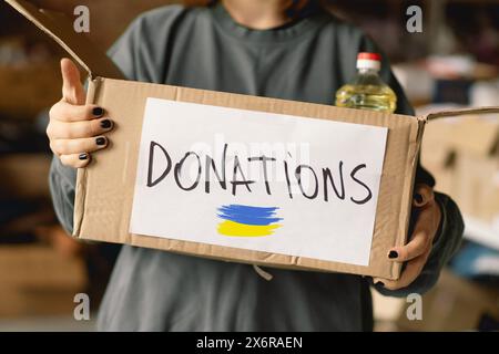 Ehrenamtliches Teenager, das Spendenboxen für Menschen in Not in der Ukraine vorbereitet. Stockfoto