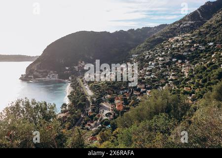 Blick auf Eze-sur-mer vom malerischen Nietzsche Trail an der französischen Riviera Stockfoto