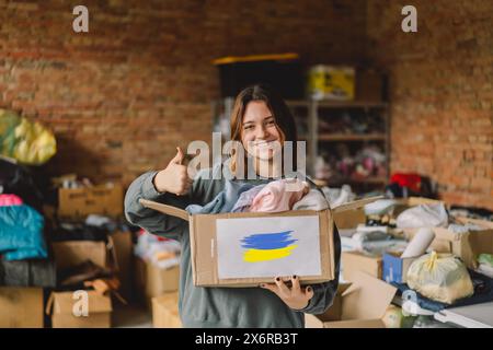 Ehrenamtliches Teenager, das Spendenboxen für Menschen in Not in der Ukraine vorbereitet. Stockfoto