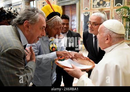 Vatikan, Vatikan. Mai 2024. **KEIN LIBRI** Italien, Rom, Vatikan, 16.05.2024. Papst Franziskus empfängt in privater Audienz Teilnehmer des Treffens, das von den Päpstlichen Akademien der Wissenschaften und Sozialwissenschaften im Vatikan gesponsert wird. Foto von VATIKANISCHEN MEDIEN /Catholic Press Photo Credit: Independent Photo Agency/Alamy Live News Stockfoto